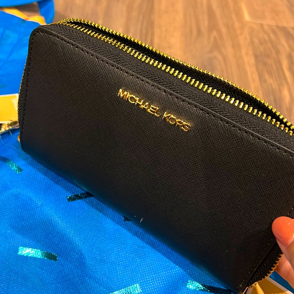 NWT Michael Kors Jet Set Travel Black Zippered Wristlet Wallet